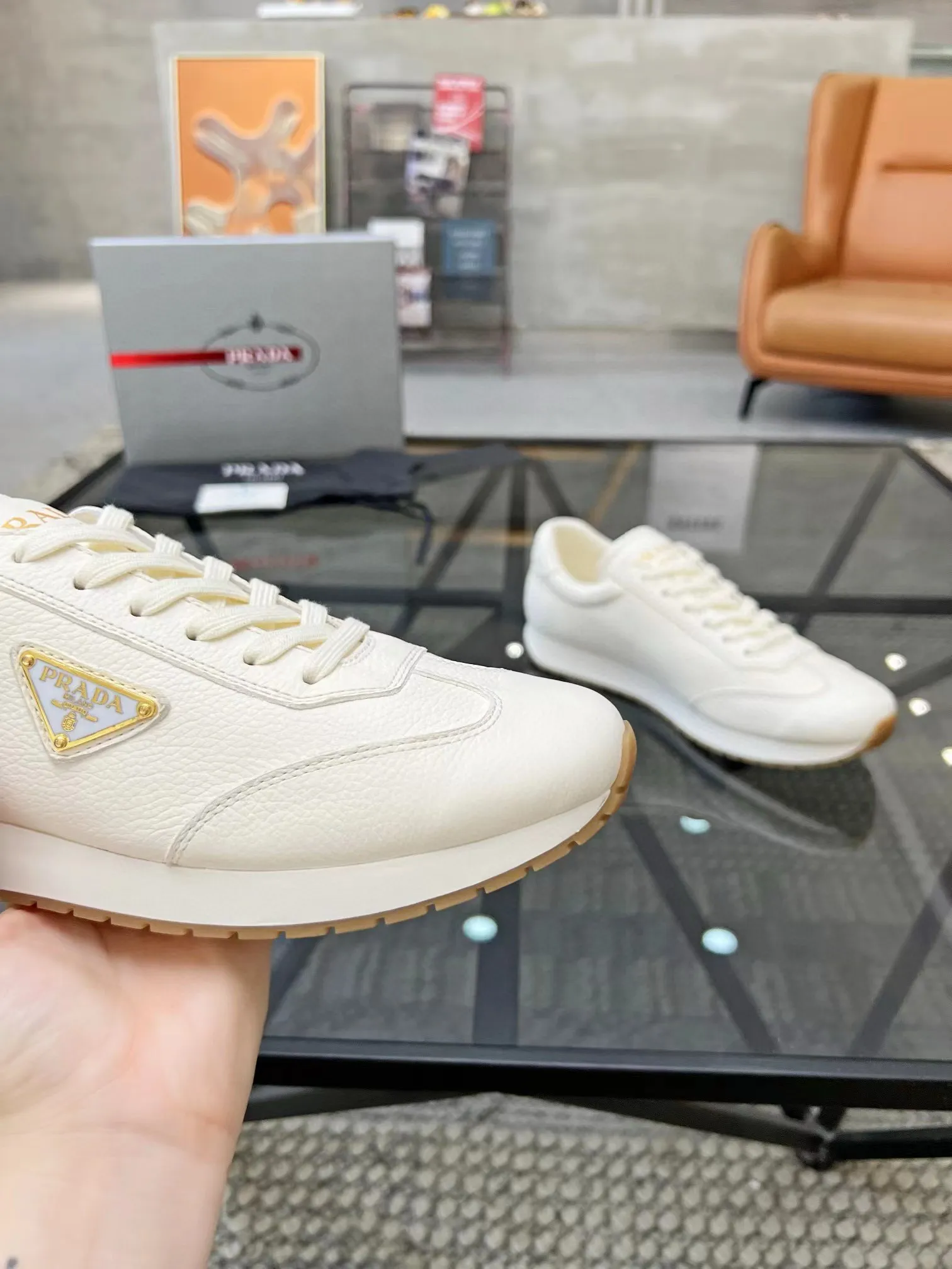 Factory price: 400💰Prada new men's leather sports shoes, the highest version on the market, any comparison is welcome🆚! The original leather has excellent texture and is super high-end! Fetal sheep net lining imported from Italy, removable pad! Luxurious materials and fine workmanship, highly recommended! Code number: 38-44, customized 45